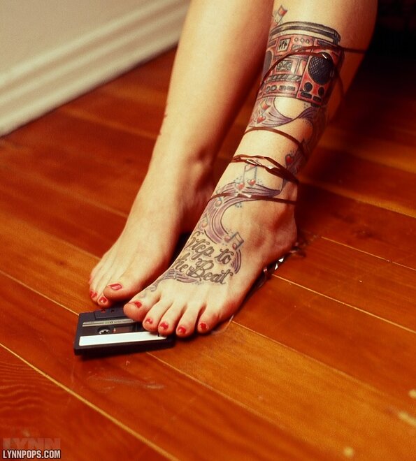 LynnColoredFeetBoombox016-lg