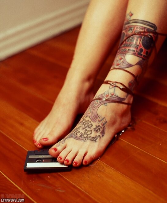 LynnColoredFeetBoombox017-lg