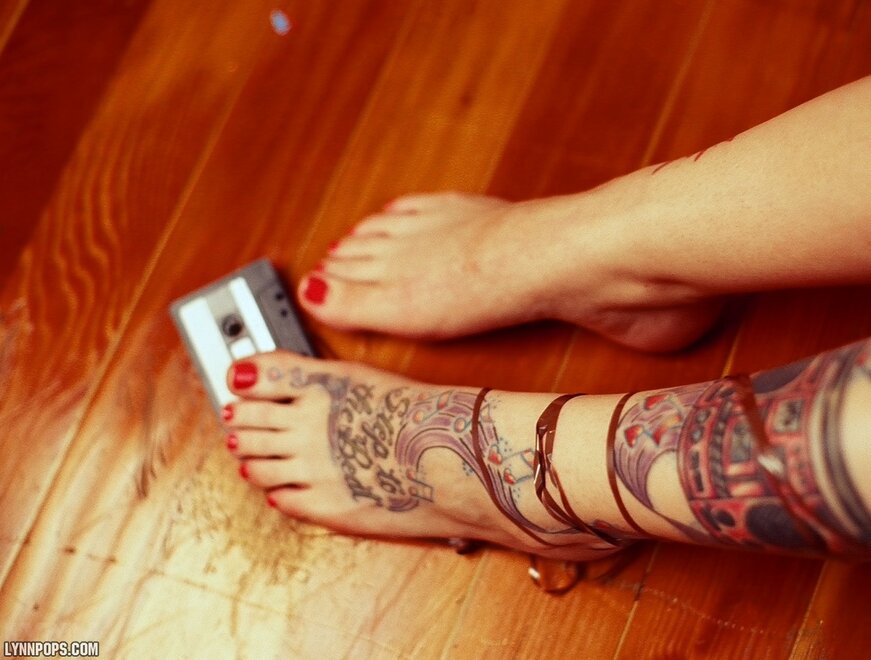 LynnColoredFeetBoombox018-lg