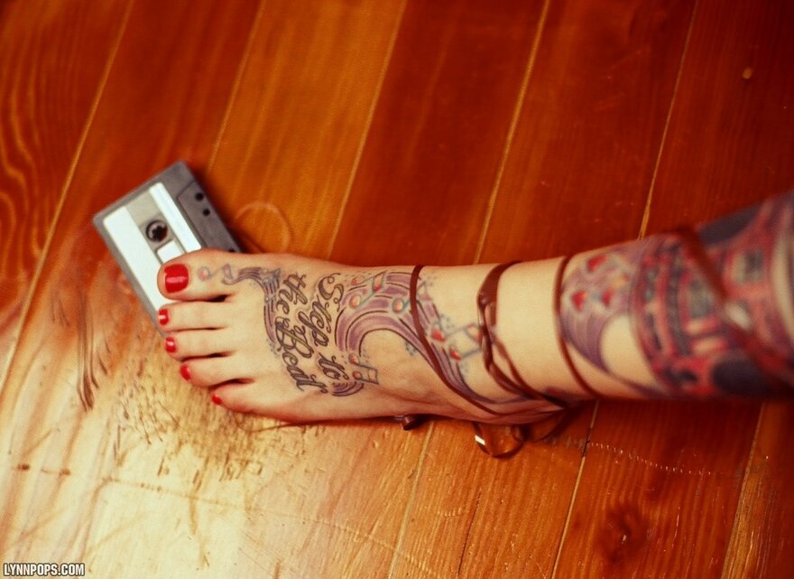 LynnColoredFeetBoombox019-lg