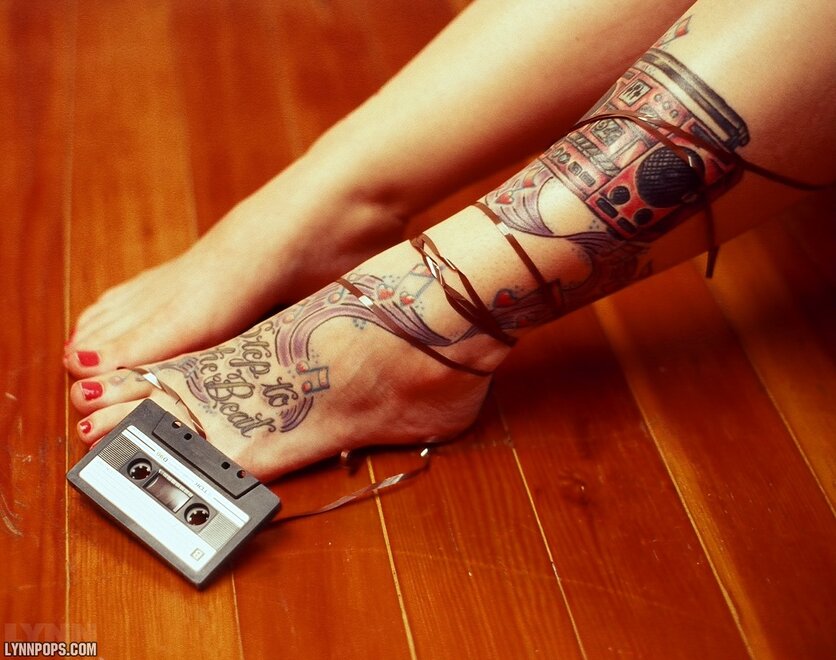 LynnColoredFeetBoombox021-lg