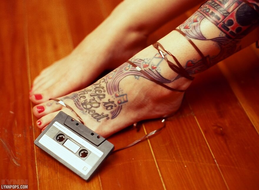 LynnColoredFeetBoombox022-lg