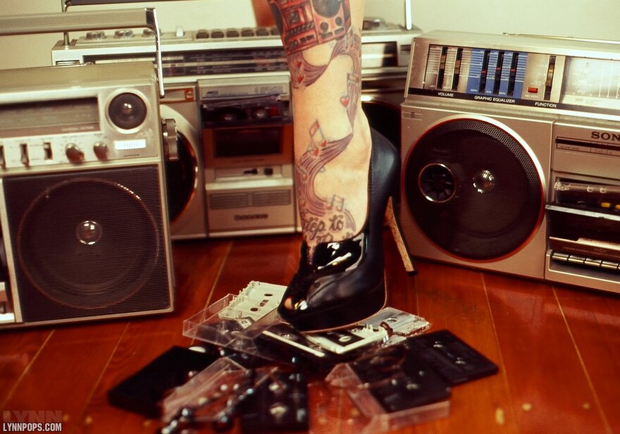 LynnColoredFeetBoombox023-lg