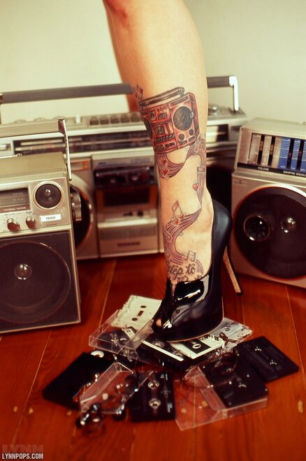 LynnColoredFeetBoombox024-lg