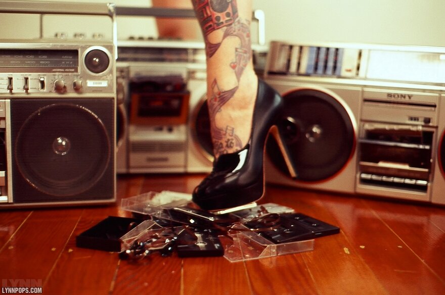 LynnColoredFeetBoombox025-lg