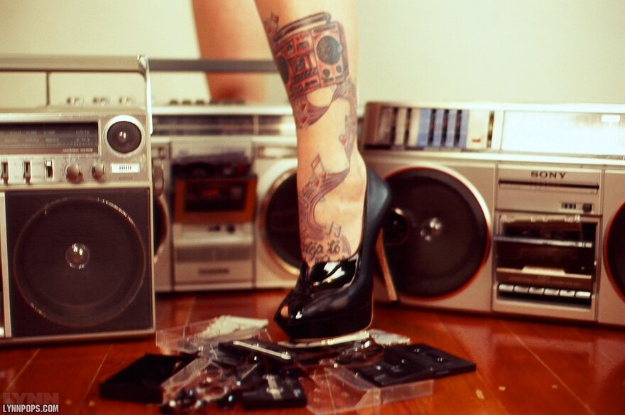 LynnColoredFeetBoombox026-lg