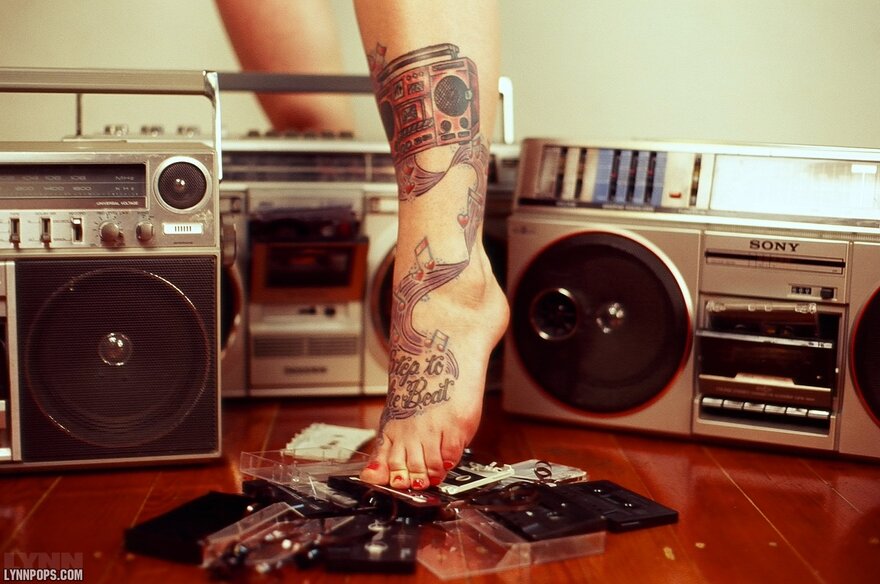 LynnColoredFeetBoombox027-lg