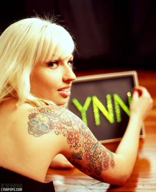 LynnColoredFeetBoombox028-lg