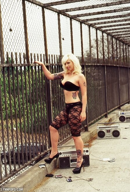 LynnColoredFeetBoombox033-lg