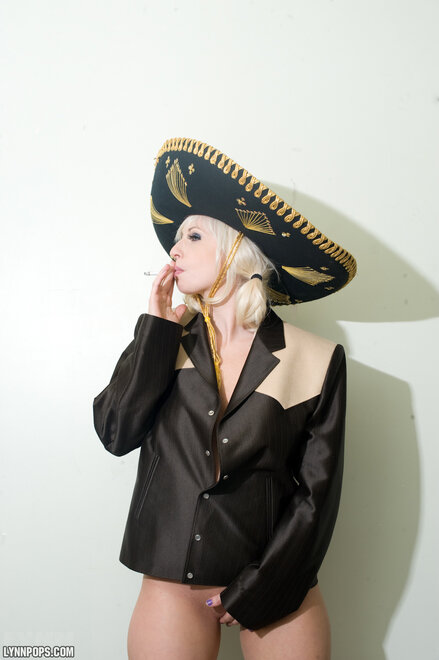 LynnSillynessWFotoRayGunMambo039-lg