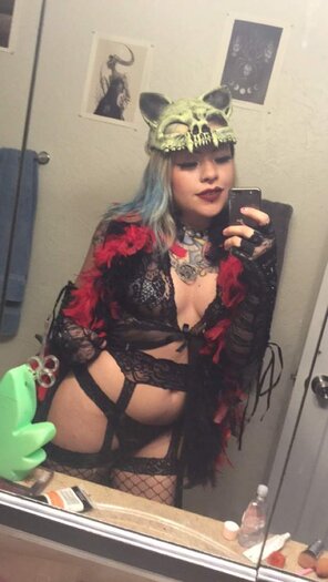 foto amatoriale My outfit for a Mardi Gras kink party a few nights ago, how did I look? Purrfect?