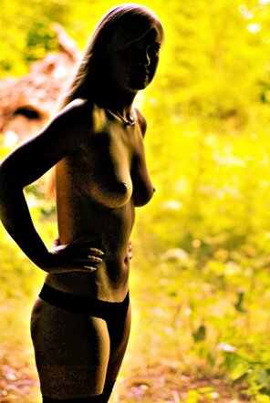 foto amadora Tina in the Woods-68