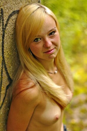 photo amateur Tina in the Woods-265