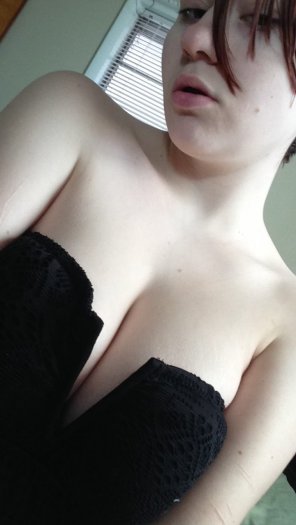 zdjęcie amatorskie pale cleavage