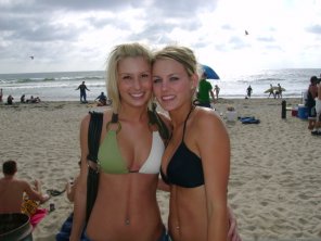 photo amateur bikinis at the beach