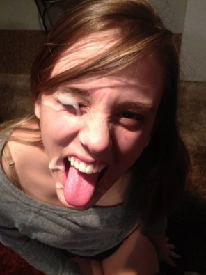 zdjęcie amatorskie Sticking her tongue out