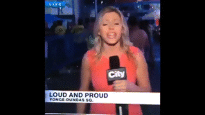 アマチュア写真 Topless girl runs up behind reporter on live TV broadcast 