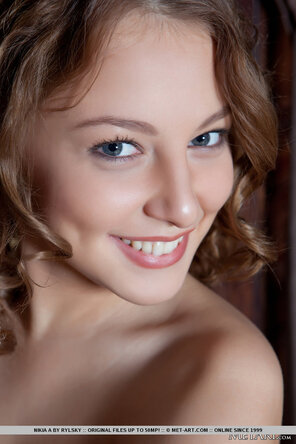 zdjęcie amatorskie Nikia-A-shows-off-her-sweet-body-and-supple-tight-breasts-1