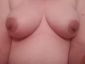 zdjęcie amatorskie Starting to love my preggo boobs!