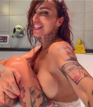 amateur pic sexy tats in the bath