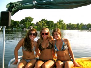 photo amateur Boat trio