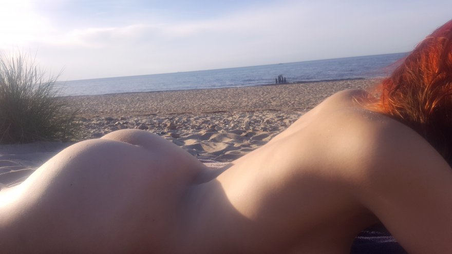 [F] A little bit of exhibitionism at the beach doesnt hurt no one