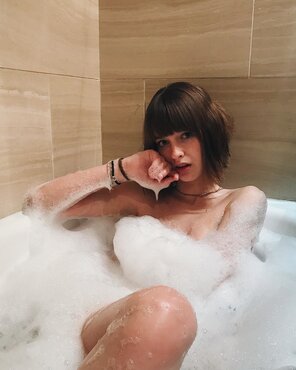 zdjęcie amatorskie Beautiful babe in a big bubbly bath