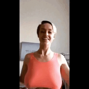 foto amateur Slow motion bounce in her sports bra