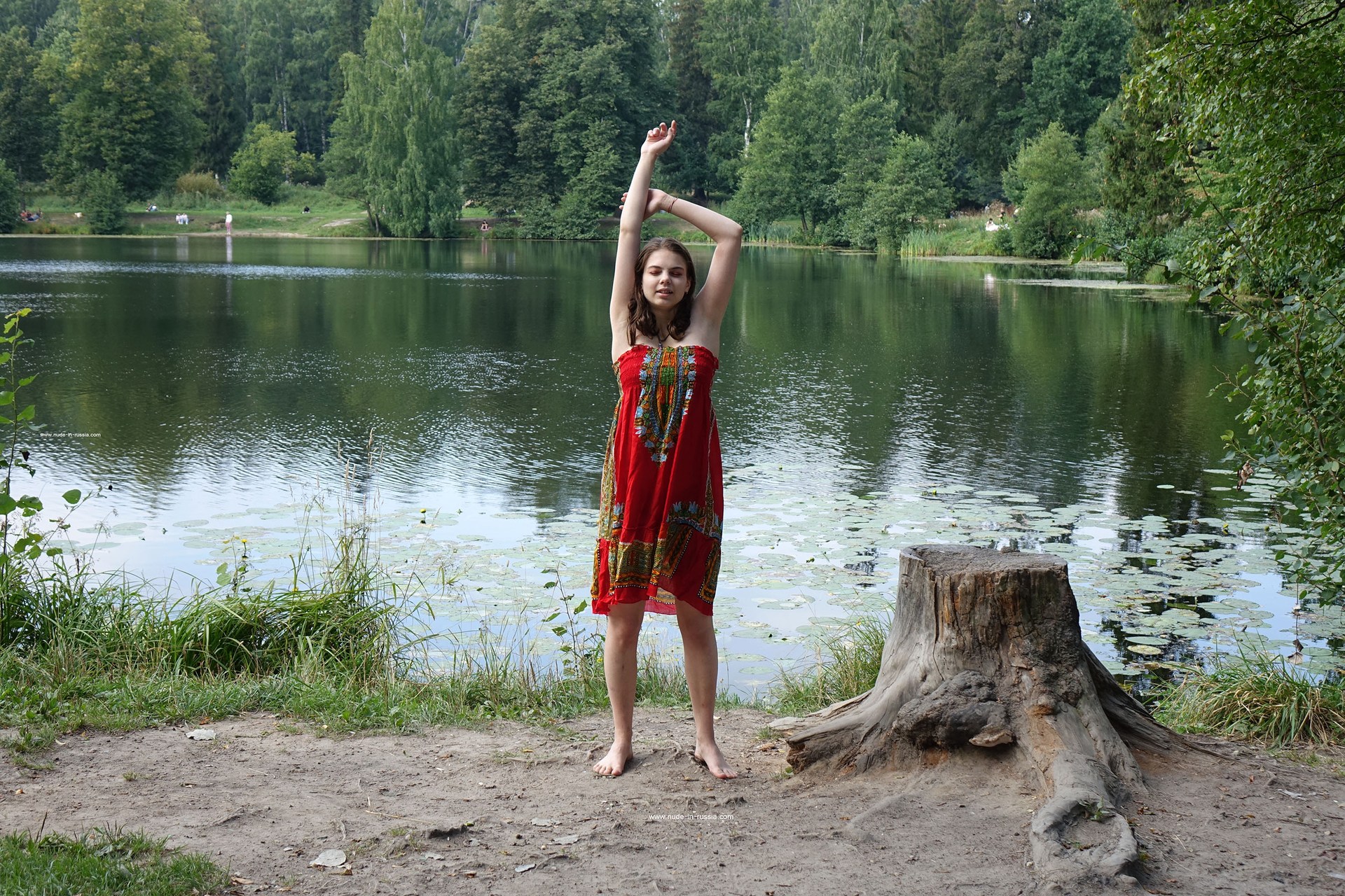 amateur photo Elizaveta Nude In A Public park 003