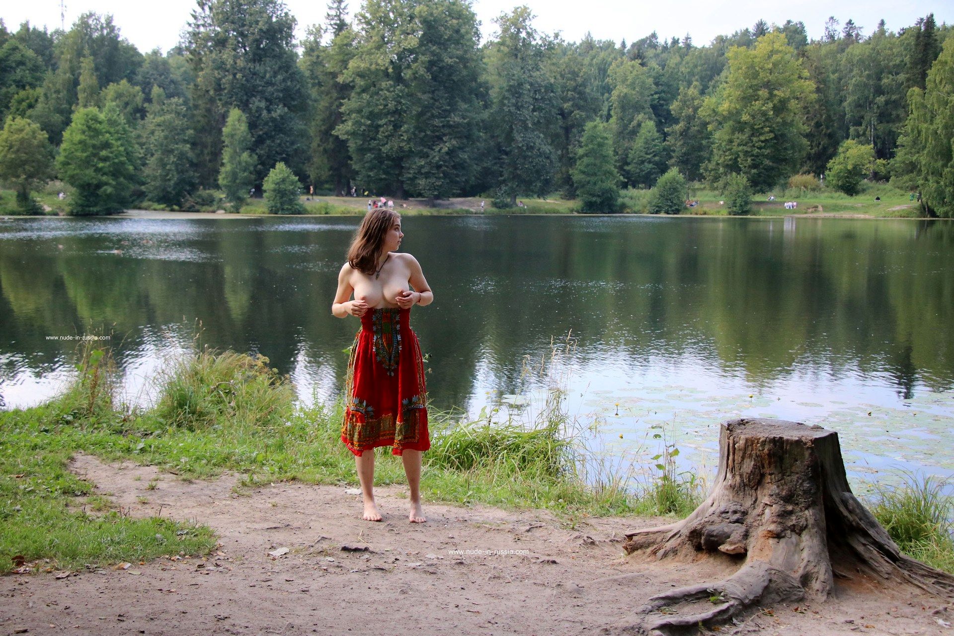 amateur photo Elizaveta Nude In A Public park 012