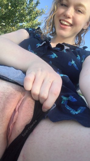 photo amateur [F] Just flashing my pussy outside.