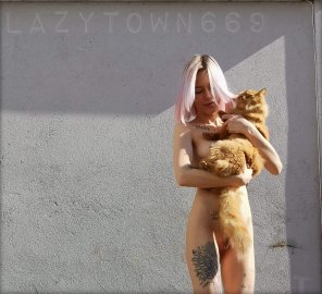 zdjęcie amatorskie My boyfriend's cat enjoying the summer heat with meðŸ±â˜€ï¸
