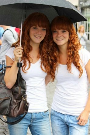 zdjęcie amatorskie Redhead Twins