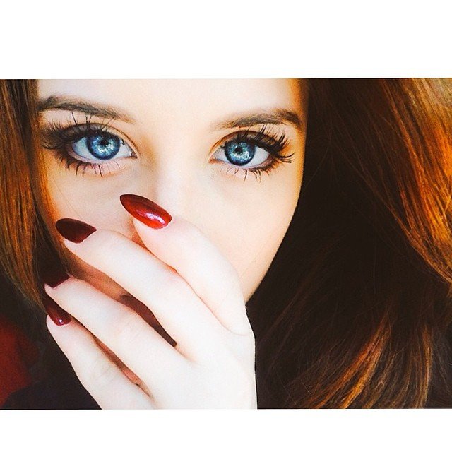 Blue eyes, red nails