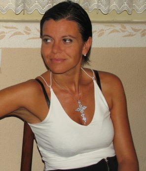 amateur photo Pretty lady in her tight top