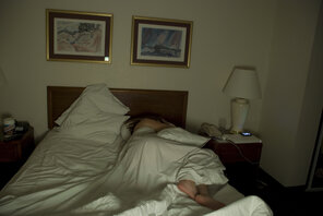 foto amateur Sleeping in the Hotel Room 2