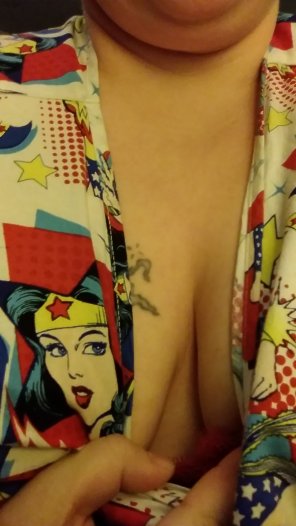 amateur pic Even Wonder Woman can't keep her eyes of[f] my cleavage!