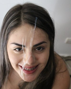 amateurfoto Facialized girl with a sweet smile and brackets