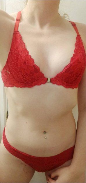 foto amadora How about some red lingerie for TT?
