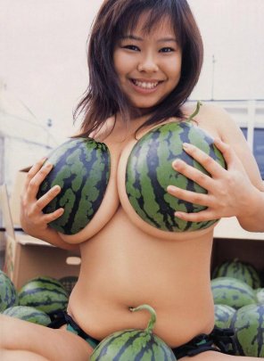 zdjęcie amatorskie A nice pair of melons.