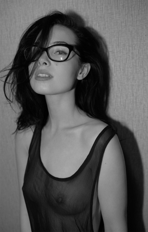 Beautiful brunette in glasses Foto PornÃ´ - EPORNER