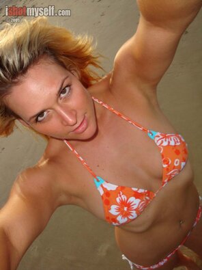 photo amateur jezzabelle-seaside-bikini-blonde-naked-pussy-beach-ishotmyself-01-800x1067