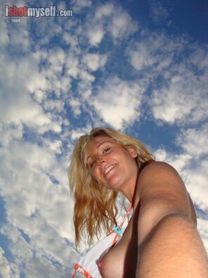 foto amadora jezzabelle-seaside-bikini-blonde-naked-pussy-beach-ishotmyself-03-800x1067
