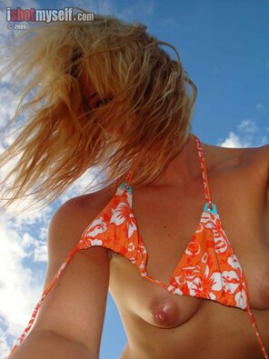 アマチュア写真 jezzabelle-seaside-bikini-blonde-naked-pussy-beach-ishotmyself-05-800x1067