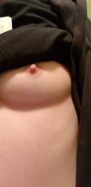 foto amateur Almost done with work. Who wants to suck on it??
