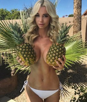 zdjęcie amatorskie Do you want to eat my pineapples?