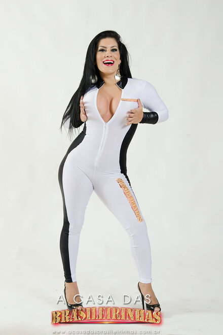 bruna-ferraz-com-as-maos-nos-peitos