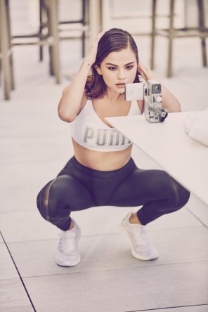 amateur pic Gotta love this pose from Selena Gomez