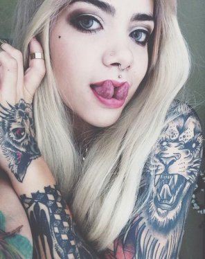 amateurfoto Tattoo Teen mit gespaltener Zunge