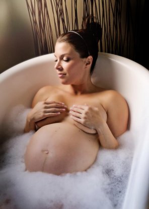 amateurfoto Belly surfacing from under the bubbles